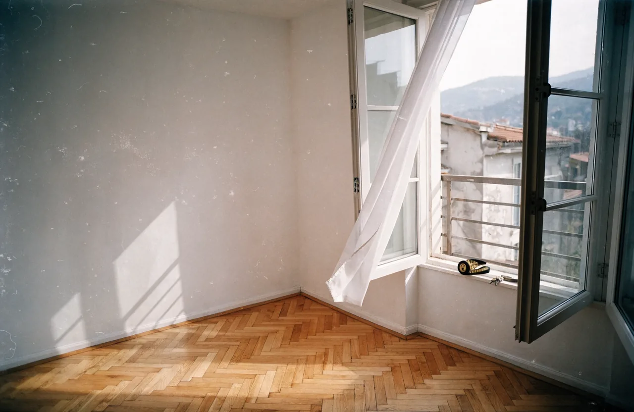 Leere Wohnung in Tiflis bei der Besichtigung, offenes Balkonfenster mit Blick ueber die Daecher
